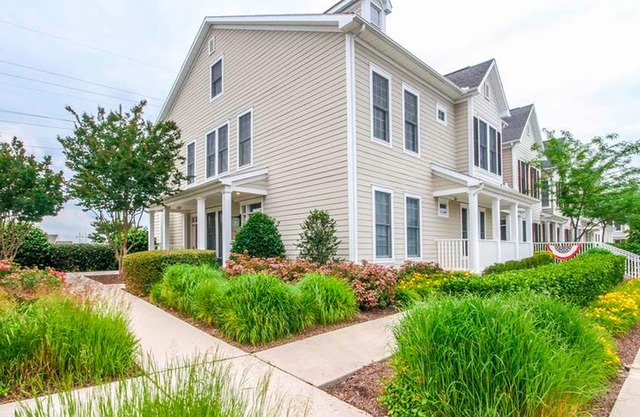 Bear Trap Dunes 2nd-floor, lakefront condo w/pool and free WiFi - 1 dog OK