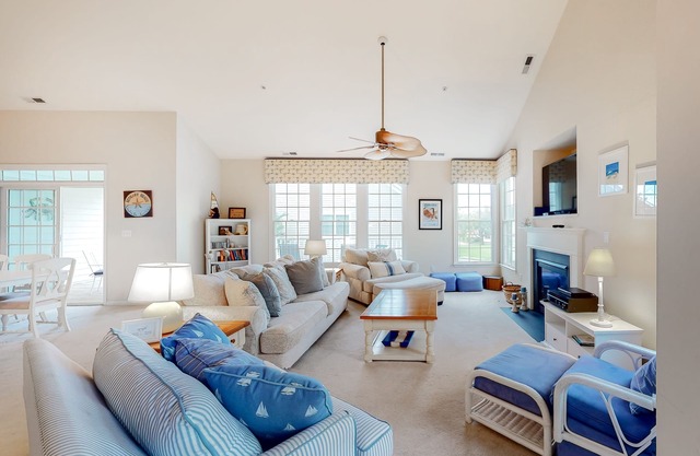 Bear Trap Dunes 2nd floor condo w/tennis court, pool, and golf on-site