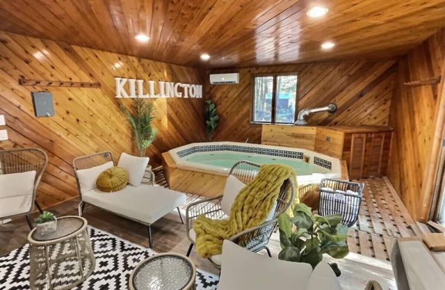 BearHaus Central AC, HUGE Hot Tub, Awesome FirePit