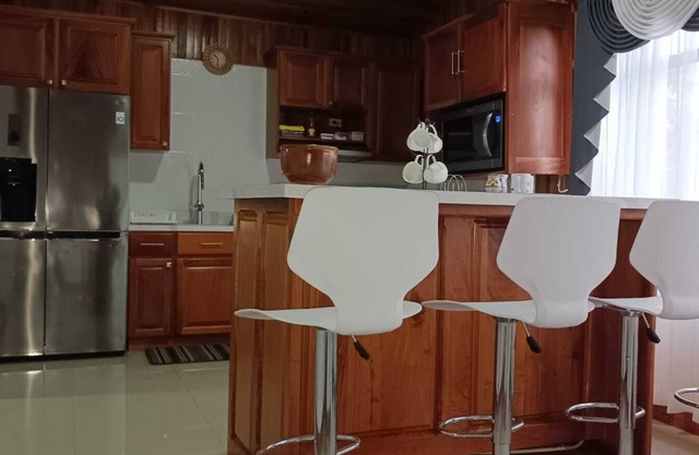 Beautiful house! family sized, 5 minutes from downtown Santa Elena