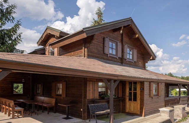 Beautiful private villa for 8 people with hot tub, WIFI, TV, terrace, pets allowed and parking