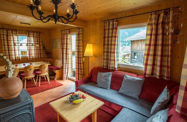 Beautiful apartment in villa for 6 people with WIFI, pool, TV, terrace and pets allowed