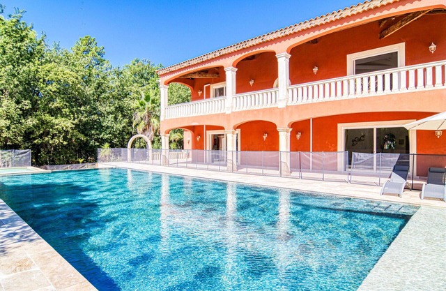 Beautiful private villa for 10 people with private pool, A/C, WIFI, hot tub, TV, terrace and par.