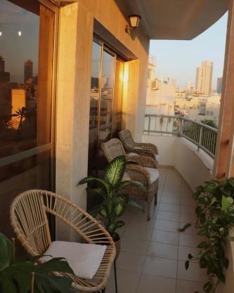 Beautiful 1 Bedroom apartment next to Hacarmel Market and the Royal Beach