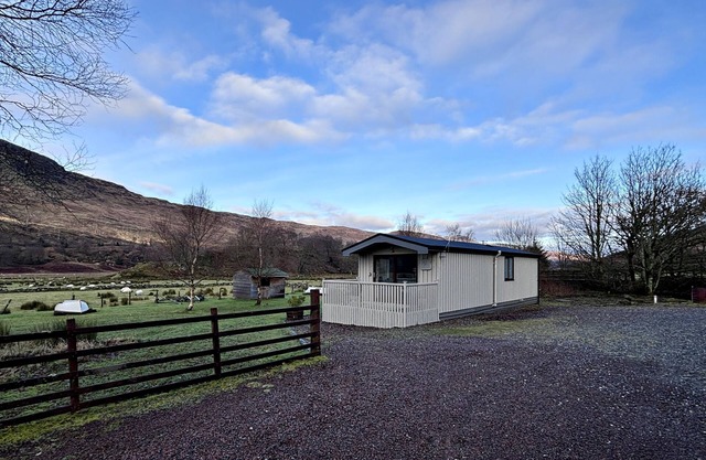 Beautiful 1 bedroom chalet with loch and lambing meadow views