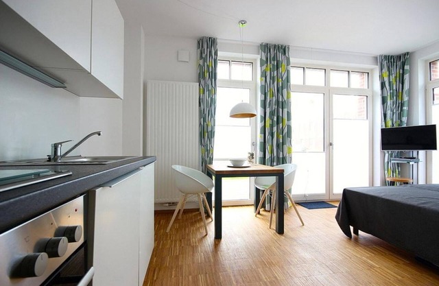 Beautiful 1-room apartment with west-facing terrace - only 100 m to the island beach!