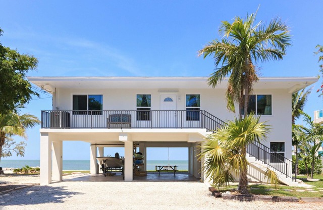 Beautiful 2/2 Islamorada Home Directly on Florida Bay (28 Day Minimum Rental)