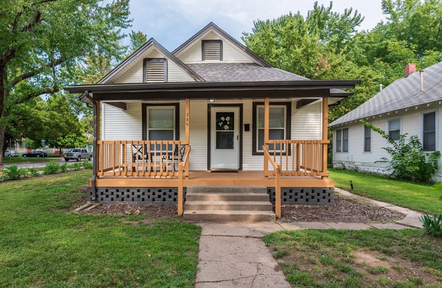 Beautiful 2 Bed 1 Bath home near College Hill