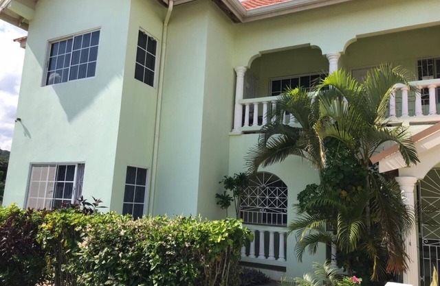 Beautiful 2-Bed Apartment in sunny Jamaica