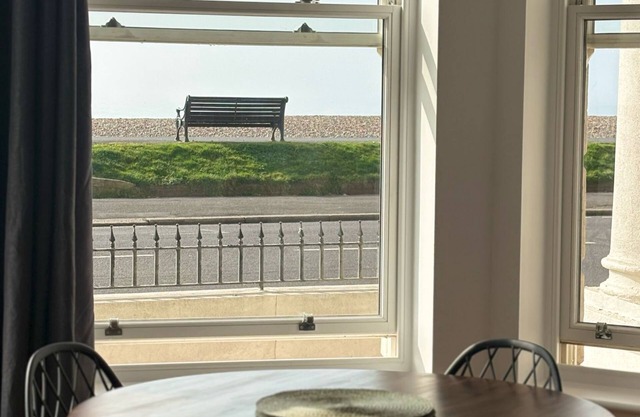 Beautiful 2 Bed Apartment on Beach by Urban Roost