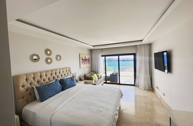 Beautiful 2 bedroom 3 bed condominium with big balcony