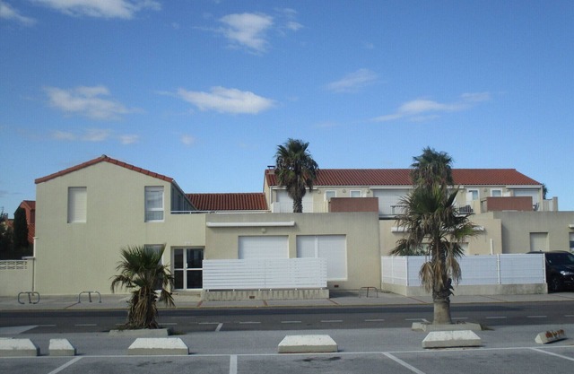 Beautiful 2-bedroom seafront apartment