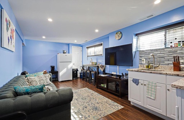 Beautiful 2 bedroom 1 bath Unit