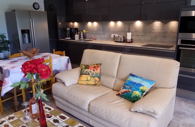 Beautiful 2 bedroom apartment fully equipped with private garage.