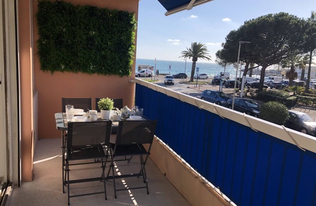 Beautiful 2 bedroom apartment by the sea (4 pers)