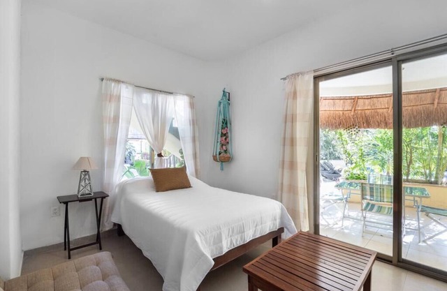 Beautiful 2 bedroom space, ground floor with access to the pool - Malinche