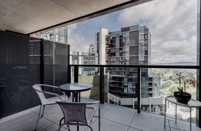 Beautiful 2-BR with Lakeside View