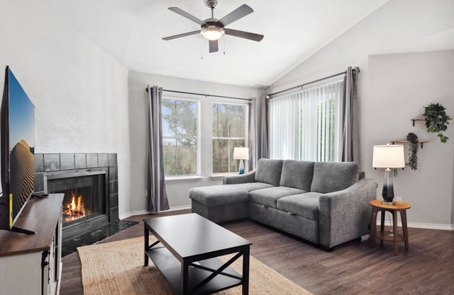 Beautiful 2BD/2BA in University Hills 5363