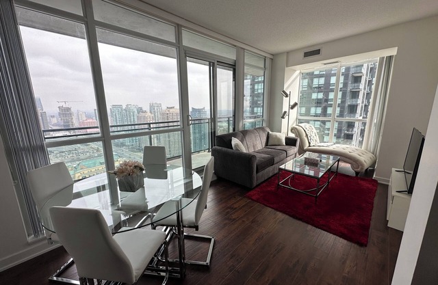 Beautiful 2Bed 2Bath Condo Steps to Square One