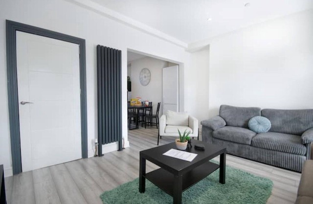 Beautiful 3-bed apartment by beach & town centre!