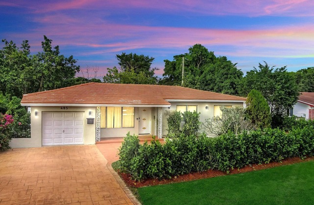 Beautiful 3 Bedroom 2 Bathroom Home in Quiet Miami Neighborhood Near Everything