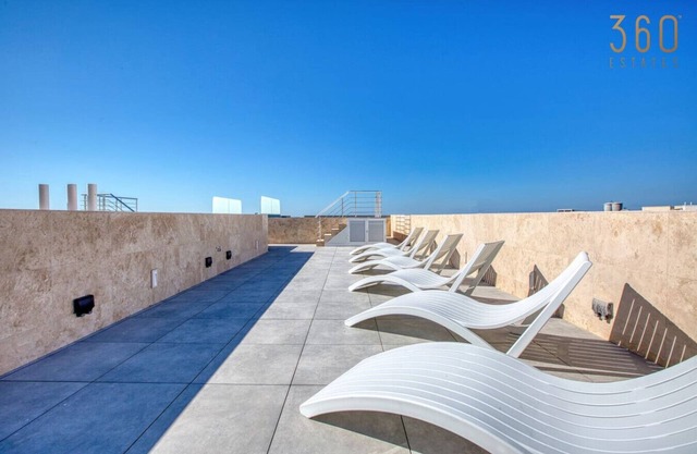 Beautiful 3BR Apt with Balcony & Roof Pool Access