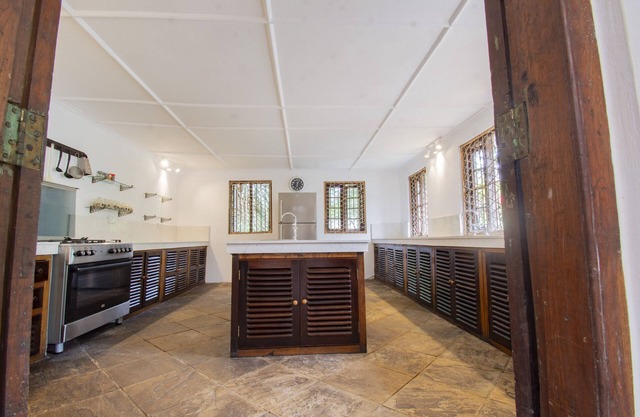 Beautiful 4/5 bedroom house with pool overlooking the best beach in Africa