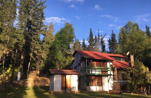 Beautiful 4-bedroom country house in the forest! Wi-Fi, 1.7 acre land