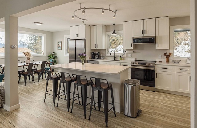Beautiful 4-bedroom house - Walking distance to Downtown and Sea Life Center!