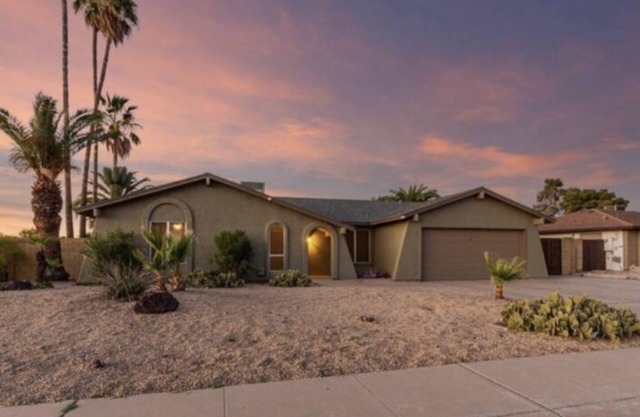 Beautiful 4 BR, stunning Pool- Close to Spring Training & State Farm Stadium