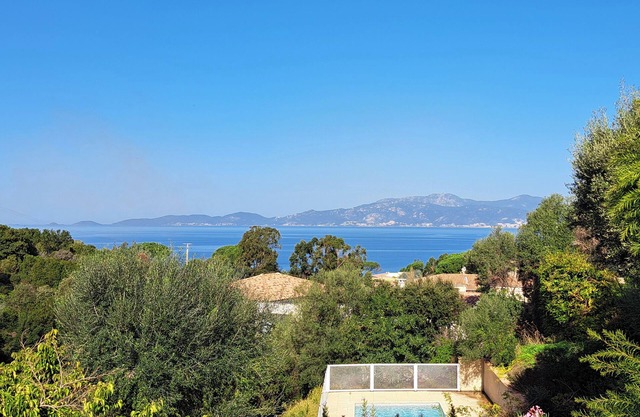 Beautiful 5-bedroom architect-designed house with sea view and swimming pool