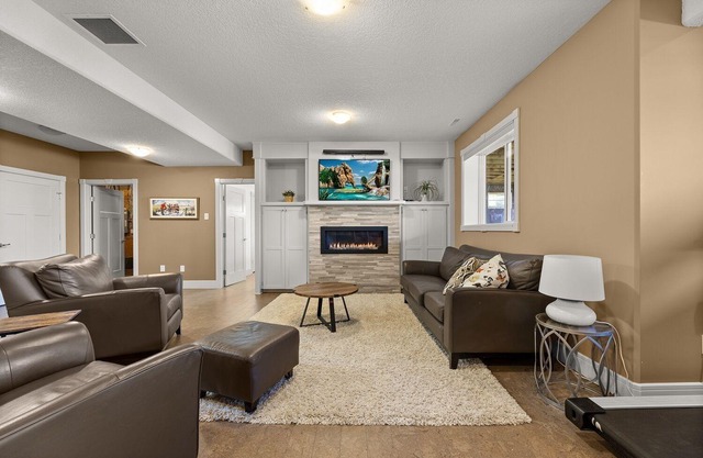 Beautiful 5 bedroom home in Central Albertan45 minutes from YYC