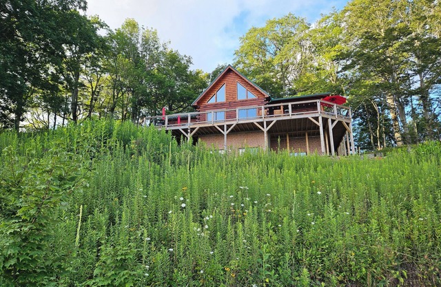 Beautiful 5-bedroom log cabin with spectacular mountain views.