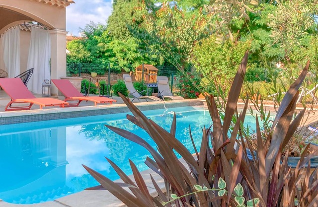 Beautiful, air-conditioned vacation apartment with shared pool.