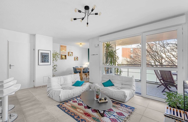 Beautiful And Spacious Apt At 19 Min From Downtown