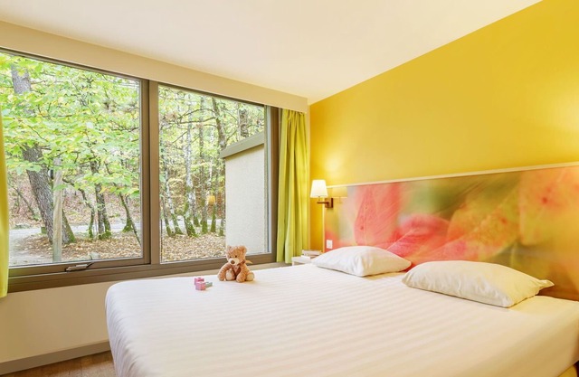 Beautiful apartment in villa for 6 people with WIFI, pool, TV, terrace and parking