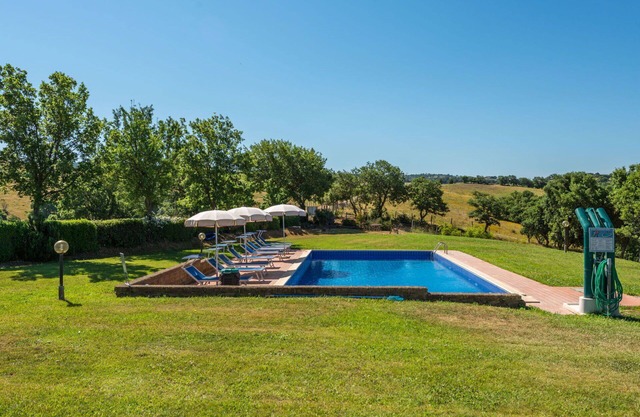 Beautiful apartment in villa for 6 people with pool, WIFI, TV, patio and pets allowed