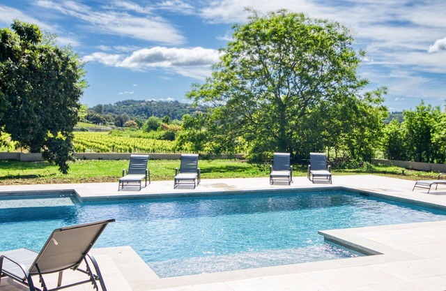 Beautiful apartment in villa for 14 people with pool, WIFI, TV, terrace and parking