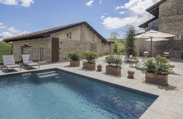 Beautiful apartment for 4 people with pool, WIFI, close to Alba