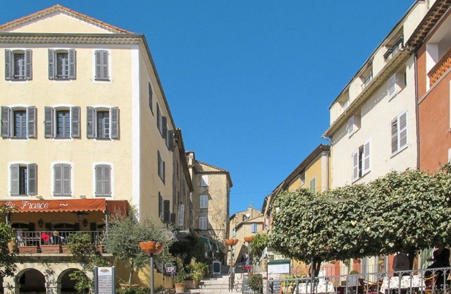 Beautiful apartment in villa for 4 guests with pool, WIFI, A/C, TV, patio and pets allowed