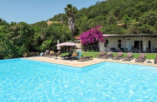 Beautiful apartment in villa for 6 people with A/C, WIFI, pool, TV, patio and pets allowed