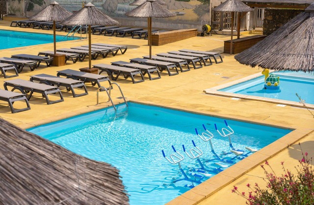 Beautiful apartment in villa with WIFI, pool, A/C, TV, terrace, pets allowed and parking