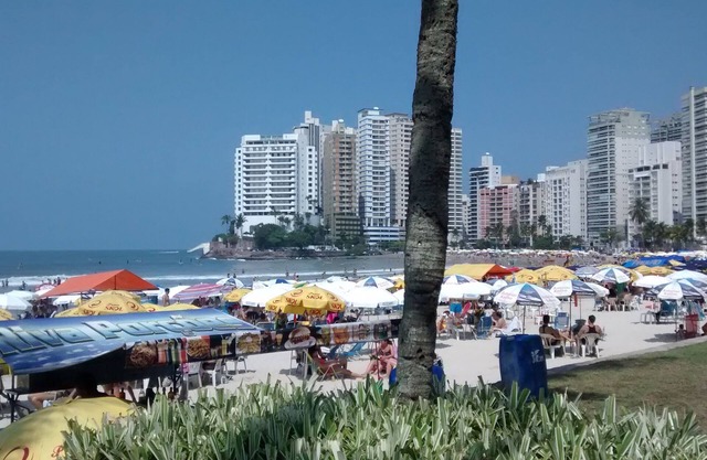 Beautiful apartment. Asturias-Guarujá, with balcony and free Wi-Fi, 150 m from the beach.