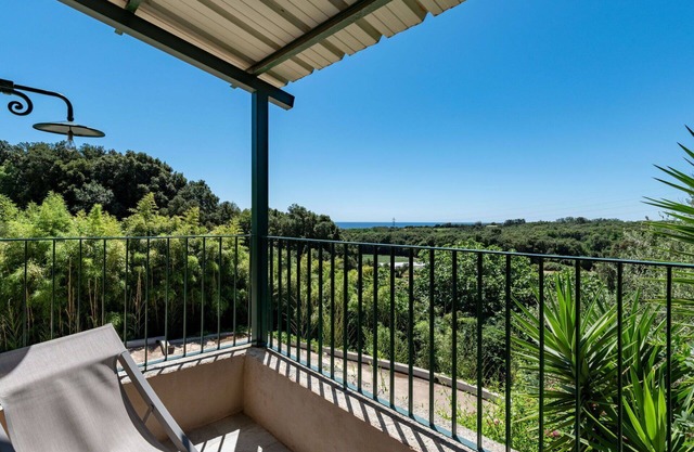 Beautiful apartment for 6 guests with WIFI, A/C, TV, patio, pets allowed, panoramic view and par.