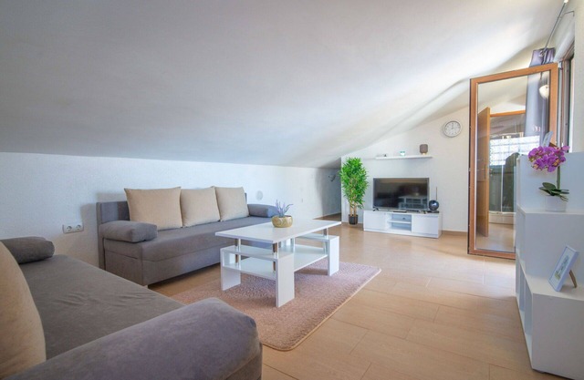 Beautiful apartment for 4 guests with WIFI, A/C, TV, terrace and parking