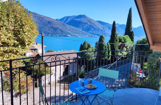 Beautiful apartment for 5 guests with WIFI, A/C, TV, balcony and parking
