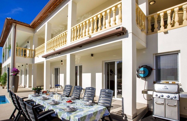 Beautiful apartment in villa with A/C, private pool, WIFI, TV, patio, pets allowed, panoramic view