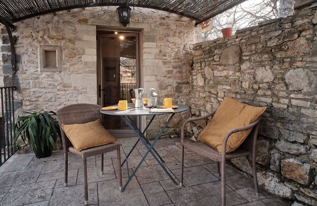Beautiful apartment in villa for 2 people with A/C, pool, WIFI, TV, patio and pets allowed