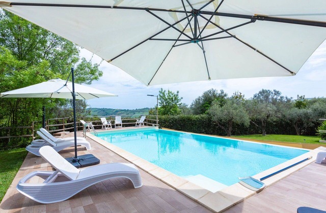 Beautiful apartment in villa for 6 guests with WIFI, pool, TV, terrace and parking