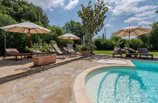 Beautiful apartment in villa for 5 guests with pool, A/C, WIFI, TV, patio, pets allowed and park.